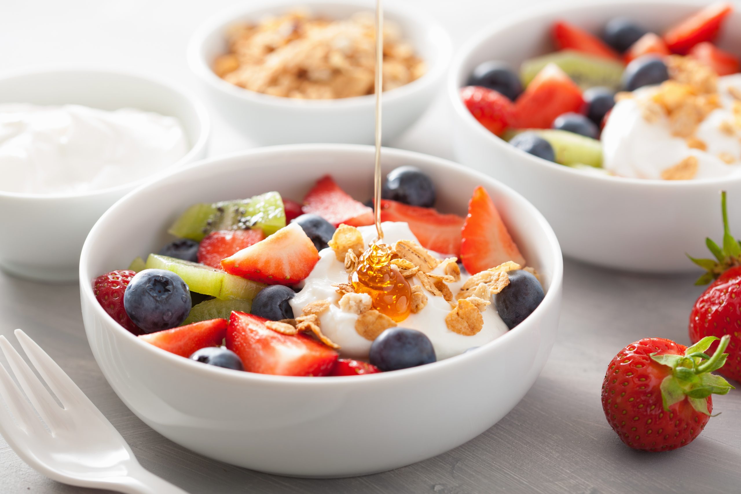Fruit,Berry,Salad,With,Yogurt,And,Granola,For,Healthy,Breakfast